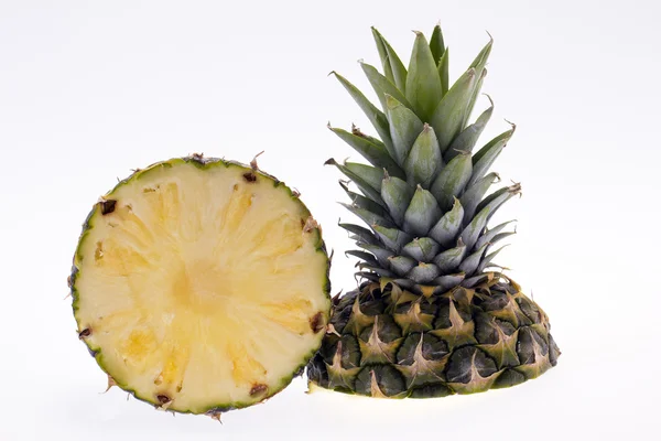 Puolet kypsästä pinapple eristetty valkoisella pohjalla — kuvapankkivalokuva