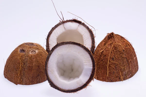 Coco cortado isolado sobre fundo branco — Fotografia de Stock