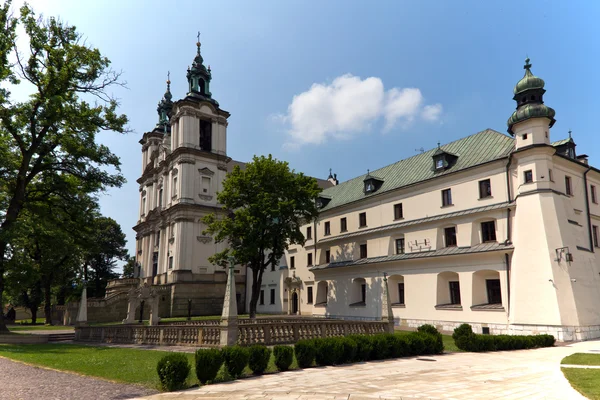 Kilise ve kilise mezarlığına üzerinde skalka Polonya Krakov içinde görüntüleyin — Stok fotoğraf