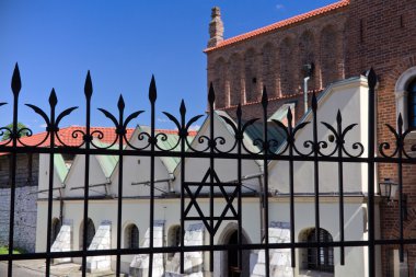 Krakow Yahudi Bölgesi - kazimierz szeroka Polonya'da sokak üzerinde eski sinagog