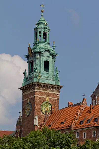 Vista sobre relógio torre de wawel castelo real em cracow em polônia — Fotografia de Stock