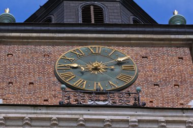 Polonya Krakov içinde ana Pazar Meydanı Belediye kule üzerinde büyük saat