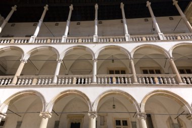 Polonya Krakov içinde wawel royal castle arcaded avlusu