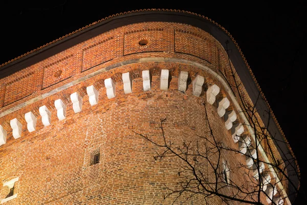 Vista noturna da torre senatorska no castelo real wawel em cracow em polônia — Fotografia de Stock