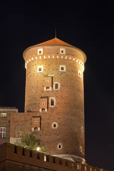 Vista nocturna de la torre sandomierska en el castillo real de Wawel en Cracovia en Polonia —  Fotos de Stock