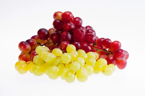 Demet izole beyaz zemin üzerine kırmızı ve Yeşil üzüm — Stok fotoğraf