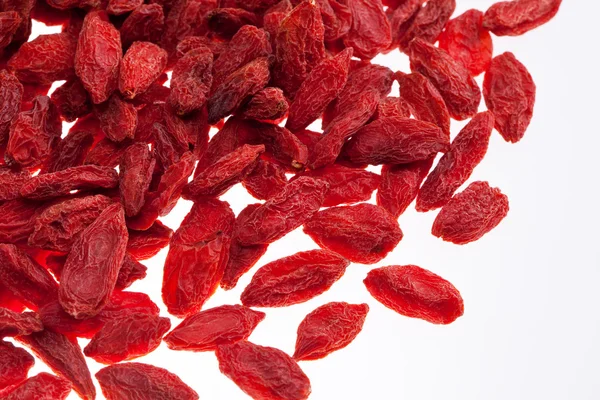 Hodně červené goji Berry izolovaných na bílém pozadí zblízka — Stock fotografie