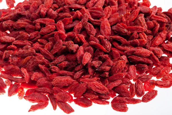 Närbild av en massa röda goji Berry isolerad på vit bakgrund — Stockfoto