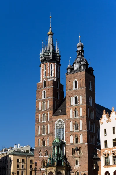 Dvě věže baziliky Panny Marie na hlavním trhu čtverec v Krakově v Polsku na pozadí modré oblohy — Stock fotografie