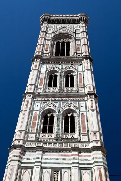 Zvonice na náměstí s katedrálou ve Florencii — Stock fotografie