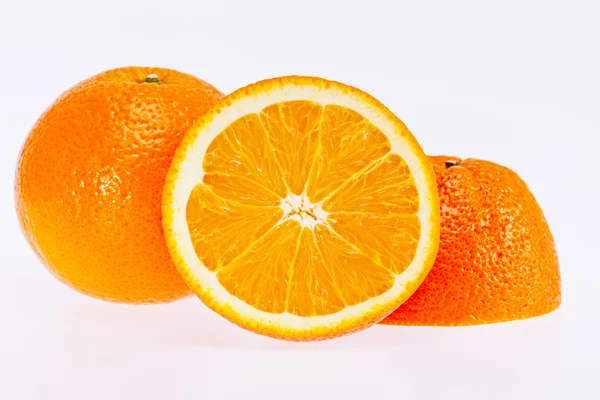 Geschnittene Früchte der Orange isoliert auf weißem Hintergrund — Stockfoto