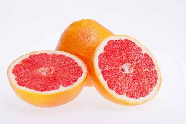 Frutas cortadas de toranja vermelha isoladas sobre fundo branco — Fotografia de Stock