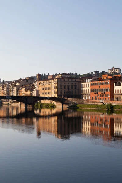 Blick auf Brücke am Arno in Florenz in Italien mit Reflexion — Stockfoto