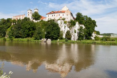 benedictine abbey wisla Nehri üzerinde mavi gökyüzü arka plan ile tyniec içinde