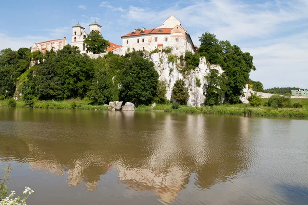 La Abadía Benedictina de Tyniec con el río wisla sobre fondo azul del cielo —  Fotos de Stock