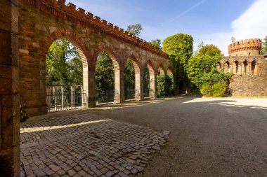 Kamieniec Zabkowicki, Polonya - 2 Ekim 2021: Kamieniec Zabkowicki Sarayı, Aşağı Silezya Voyvoda köyünde yer alan 19. yüzyıl anıtsal sarayı. Binayı çevreleyen duvarın bir parçası.