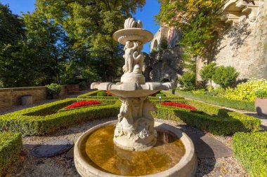 Walbrzych, Polonya - 1 Ekim 2021 Ksiaz Şatosu, ortaçağ esrarengiz 13. yüzyıl kalesi, terasta çeşme. Polonya 'nın en büyük üçüncü kalesidir.