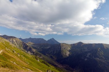 Mavi gökyüzü ve bulutlar ile yaz aylarında mountais üzerinde göster
