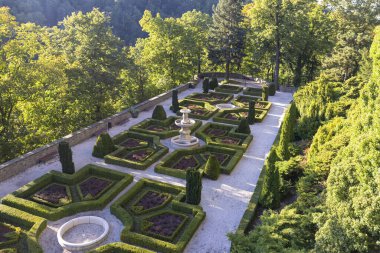 Walbrzych, Polonya - 1 Ekim 2021 Ksiaz Şatosu, ortaçağ gizemli kalesi, güzel teras bahçeleri. Polonya 'nın en büyük üçüncü kalesidir.