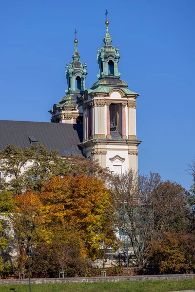 秋天阳光明媚的一天 在波兰克拉科夫 从维斯瓦河观看斯卡尔卡修道院 它是一个神圣的建筑群 一个教堂和一个宝琳修道院 — 图库照片