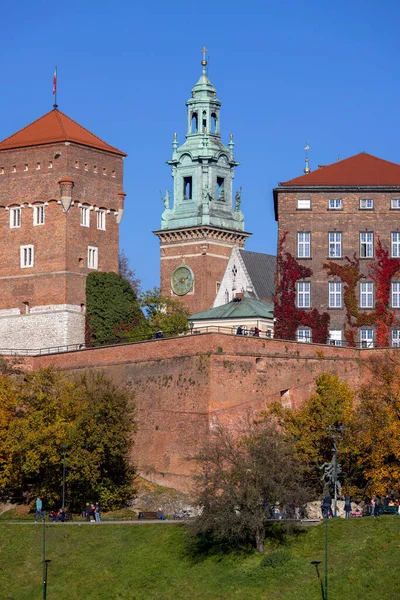 2021年10月25日 波兰克拉科夫 瓦维尔皇家城堡 秋天阳光明媚的一天 从维斯拉河畔眺望 — 图库照片