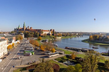 Krakow, Polonya - 25 Ekim 2021 Wawel Kraliyet Kalesi, güneşli bir sonbahar gününde hava manzaralı, Vistula nehri üzerinde gezi balonu