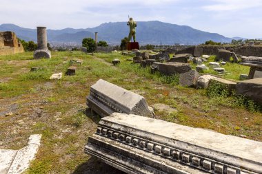 Pompeii, Napoli, İtalya - 26 Haziran 2021: Polonyalı heykeltıraş Igor Mitoraj 'ın heykeli, MS 79' da Vesuvius volkanının patlaması sonucu yok edilen antik kentin ayaklanmaları arasındadır. 
