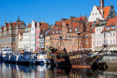 Gdansk, Polonya - 6 Haziran 2018: Uzun dolgu sokak; bulvarlar Motlawa Nehri üzerinde; turist gemileri, ahşap galleon için bağlantı noktası