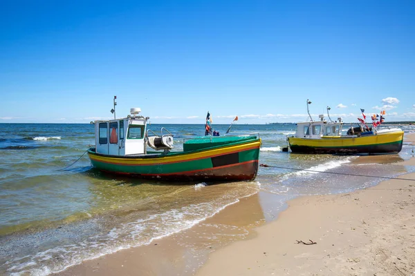 Barca Pesca Sulla Spiaggia Sabbiosa Del Mar Baltico Una Giornata — Foto Stock