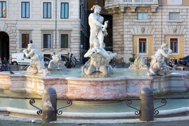 Roma, İtalya - 8 Ekim 2020: Fontana del Moro (Moor Fountain) Piazza Navona 'da bulunmaktadır. 16. yüzyılda yunuslar ve dört Triton ile tasarlanmış.
