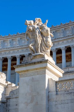 Roma, İtalya - 8 Ekim 2020: Venedik Meydanı 'nda Leonardo Bistolfi' nin Kurban Ettiği Heykel Grubu Victor Emmanuel II Anıtı (Monumento Nazionale a Vittorio Emanuele II)