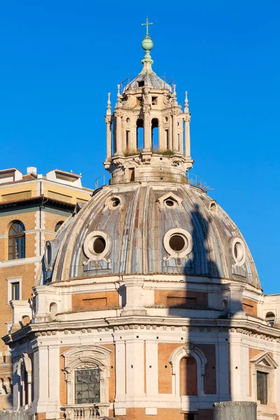 意大利罗马 Santa Maria Loreto教堂的景观和圆顶上Trajan柱的影子 背景是蓝天 — 图库照片