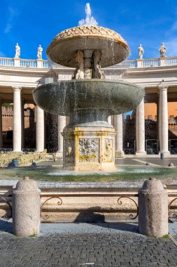 Vatikan, Roma, İtalya - 9 Ekim 2020: Aziz Peter Bazilikası 'nın önündeki St. Peter Meydanı' nda koloni ve çeşme. Covid-19 koronovirüs salgını yüzünden terk edilmiş bir meydan.