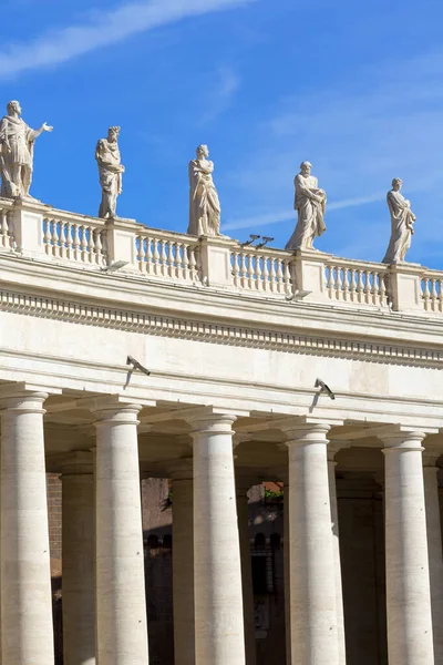 Vatikan, Roma, İtalya - 9 Ekim 2020: Aziz Peter Bazilikası 'nın önündeki St. Peter Meydanı' nda Colonnade. Üstte azizlerin heykelleri..