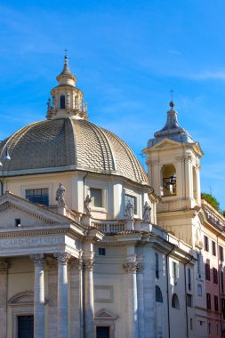 17. yüzyıl Santa Maria Barok Kilisesi Montesanto, Piazza del Popolo 'da Via del Corso, Roma, İtalya girişinde.