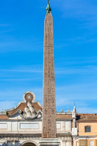 ローマ イタリア 2020年10月9日 ラメス2世のエジプトのオベリスク フラミニオ オベリスク ポポロ広場とポポロ広場の中心部に象形文字でヘリオポリスから — ストック写真