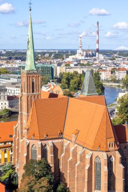 Wroclaw, Polonya - 30 Eylül 2021: Kutsal Haç Koleji Kilisesi 'nin havadan görünüşü ve Wroclaw Katedrali' nin kulesinden St. Bartholomew. Ostrow Tumski 'de Gotik bir kilise.