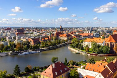 Wroclaw, Polonya - 30 Eylül 2021: Odra Nehri ve Piasek Adası 'nın Ostrow Tumski' deki Wroclaw Katedrali 'nden havadan görünüşü. 