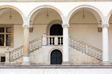 Krakow, Polonya - 10 Ocak 2021 Wawel Hill 'deki Wawel Kraliyet Kalesi' nin bahçesinde. Kale Polonya Kralları 'nın yeriydi.