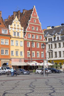 Wroclaw, Polonya - 30 Eylül 2021: Ana Meydan yakınlarındaki Plac Solny 'deki renkli tarihi apartman evleri manzarası