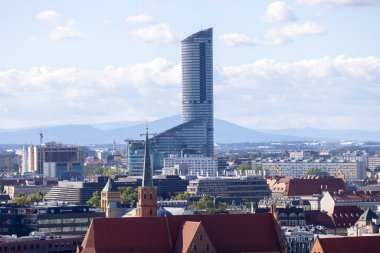 Wroclaw, Polonya - 30 Eylül 2021: Gökyüzü Kulesi, modern gökdelen, Polonya 'nın en yüksek binalarından biri