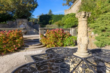 Walbrzych, Polonya - 1 Ekim 2021 Ksiaz Şatosu, ortaçağ esrarengiz 13. yüzyıl kalesi, güzel bitkiler ve çiçeklerle dolu bahçe. Polonya 'nın en büyük üçüncü kalesidir.