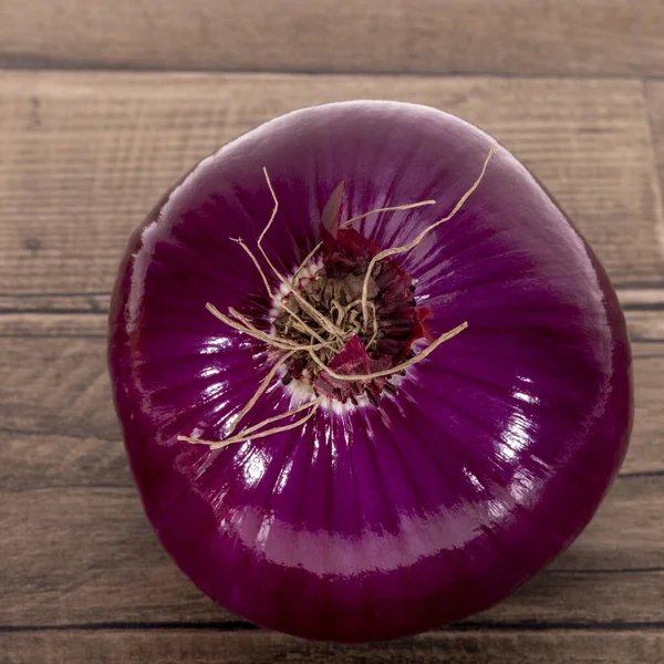 Ενιαία Ολόκληρο Λαχανικό Του Κόκκινου Κρεμμυδιού Ένα Ξύλινο Πίνακα Κουζίνας — Φωτογραφία Αρχείου