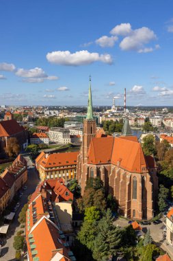 Wroclaw, Polonya - 30 Eylül 2021: Kutsal Haç Koleji Kilisesi 'nin havadan görünüşü ve Wroclaw Katedrali' nin kulesinden St. Bartholomew. Ostrow Tumski 'de Gotik bir kilise.