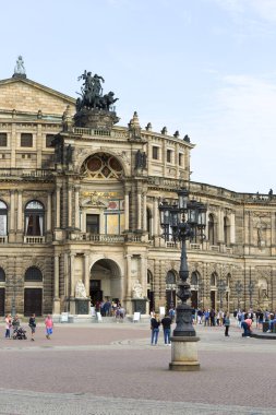 Dresden, Almanya - 23 Eylül 2020: Semperoper, ünlü opera binası ve tarihi şehir merkezinde Elbe Nehri yakınlarındaki Tiyatro Meydanı 'nda yer alıyor.