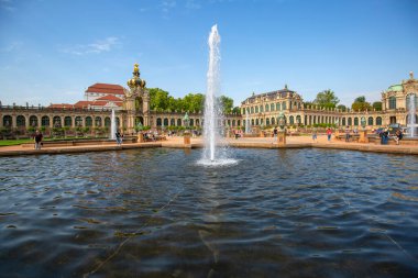 Dresden, Almanya - 23 Eylül 2020: 18. yüzyıl Barok Zwinger Sarayı, Mathematisch-Physikalischer Salon, Long Galeri, Crown Gate Kronentor ve Fountain