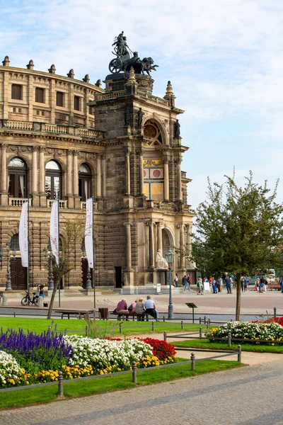 Dresden, Almanya - 23 Eylül 2020: Semperoper, tarihi şehir merkezinde Elbe Nehri yakınlarındaki Theatre Square 'de bulunan ünlü opera binası. Kuadriga heykeli binanın tepesinde..