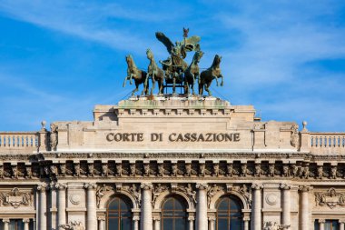 Roma, İtalya - 9 Ekim 2020: Tiber Nehri üzerindeki heybetli bina, Yüksek Temyiz Mahkemesi (Corte di Cassazione) Adalet Sarayı 'nın tepesinde.