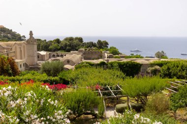 14. yüzyıl Rönesans Kartacası manastırı (Certosa San Giacomo), Capri Adası, Napoli, İtalya. Artık bir müze ve kültürel etkinlikler için kullanılıyor.