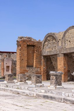 İtalya 'nın Pompeii kenti, Napoli yakınlarında MS 79' da Vesuvius volkanının patlaması sonucu yok olan antik bir şehrin kalıntıları. Portico, Macellum girişinin önünde.